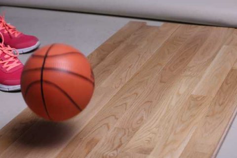 广东铺篮球地板视频