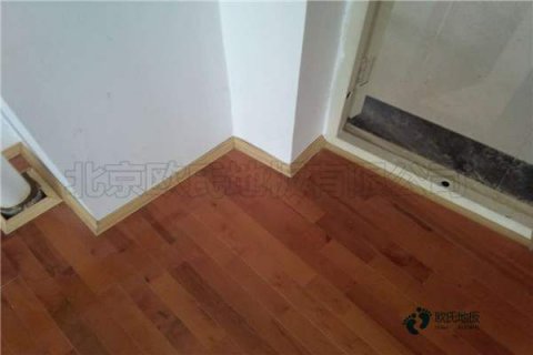 体育场地板铺装方法