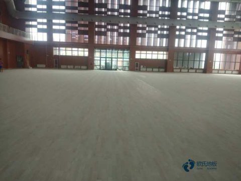 运动场地板的生产线