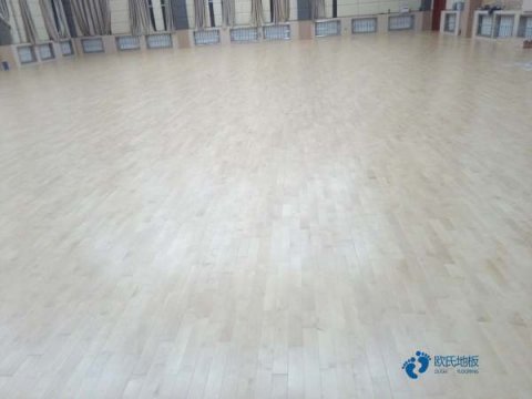 用什么专业篮球场地板