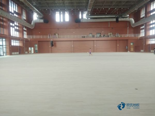 定做体育场地地板安装公司