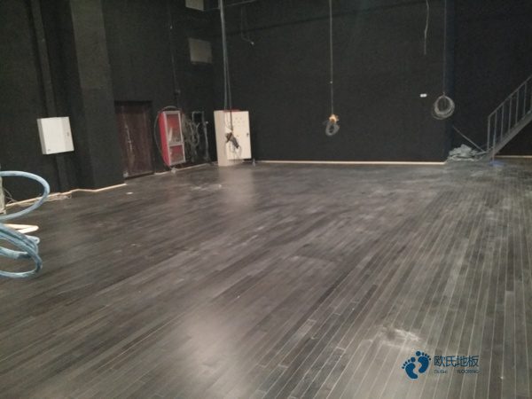 购买篮球场地地板安装公司