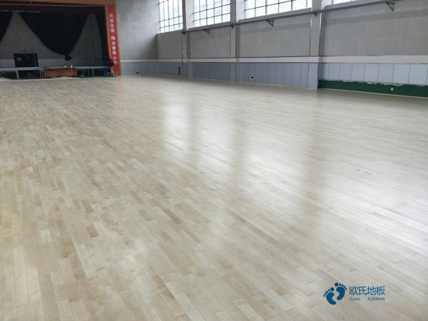 枫木篮球体育木地板保养方法