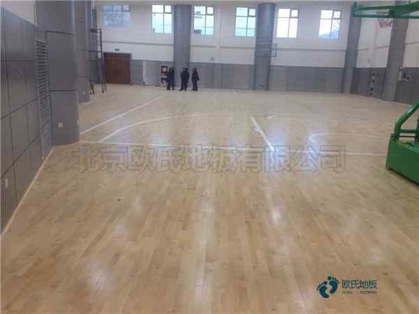 学校篮球场馆地板哪里好