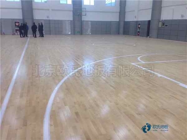 学校篮球场馆地板哪里好
