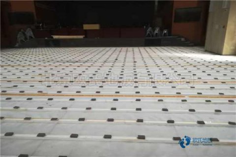 学校篮球场馆地板哪里好