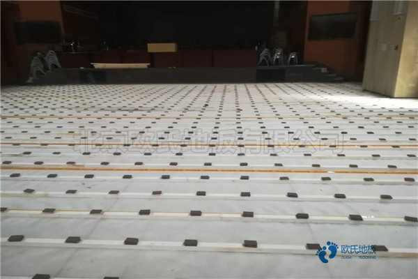 学校篮球场馆地板哪里好