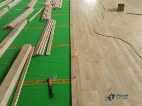 双层龙骨运动体育地板如何保洁
