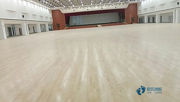 学校篮球场木地板的性能