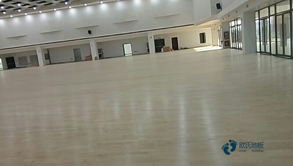 学校篮球场木地板的性能
