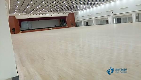 学校篮球场木地板的性能