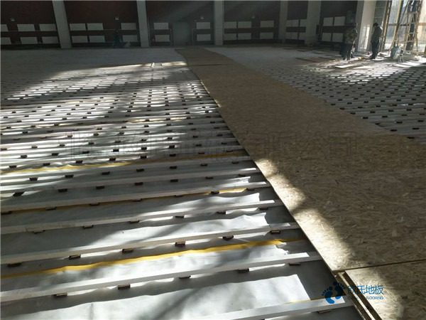 双层龙骨运动场地板保养方法