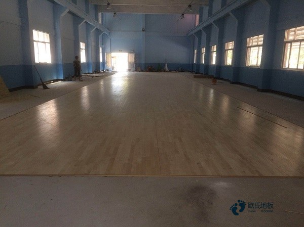 学校篮球场地木地板选择哪种比较好