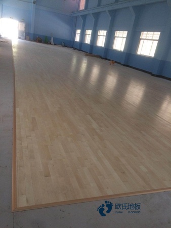 学校篮球场地木地板选择哪种比较好