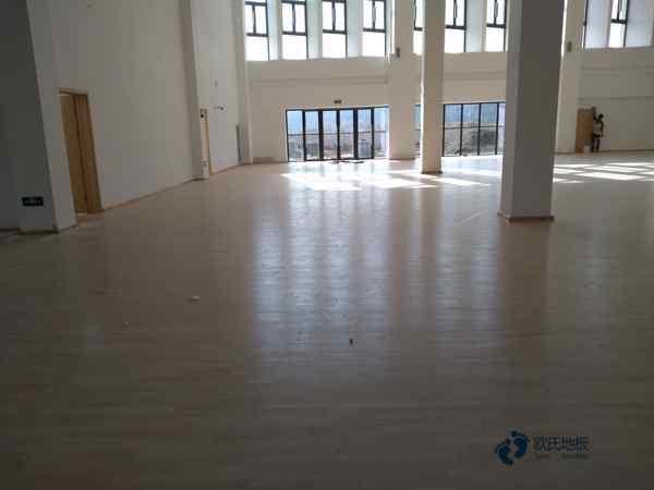 知名运动场地地板施工步骤