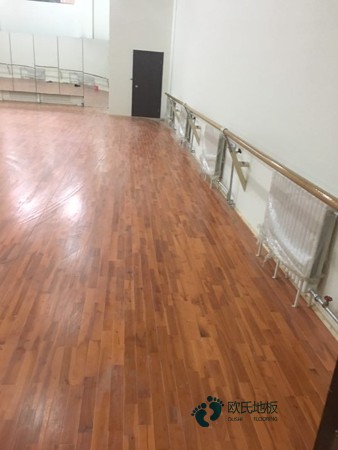 单龙骨篮球场木地板维护保养