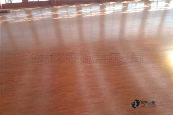 篮球场地板大概多少钱