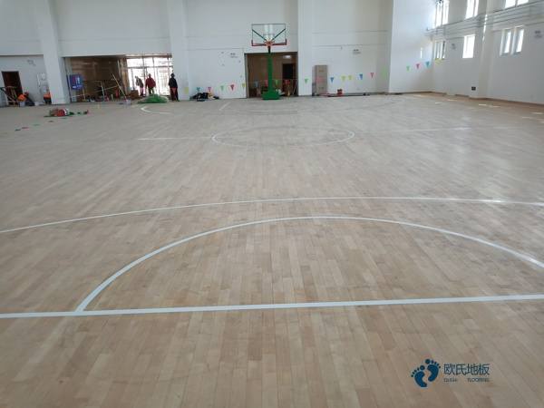 小学运动篮球木地板施工队3