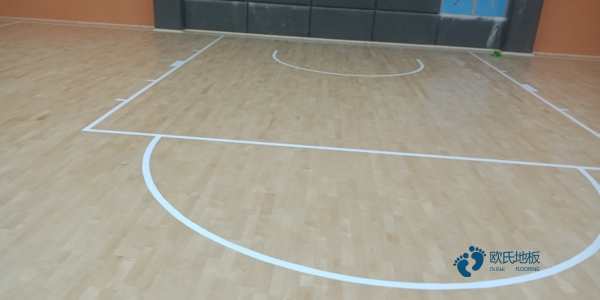 小学体育篮球木地板施工3