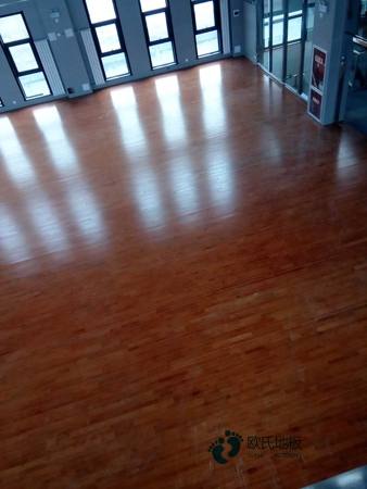 中学篮球馆地板施工队3