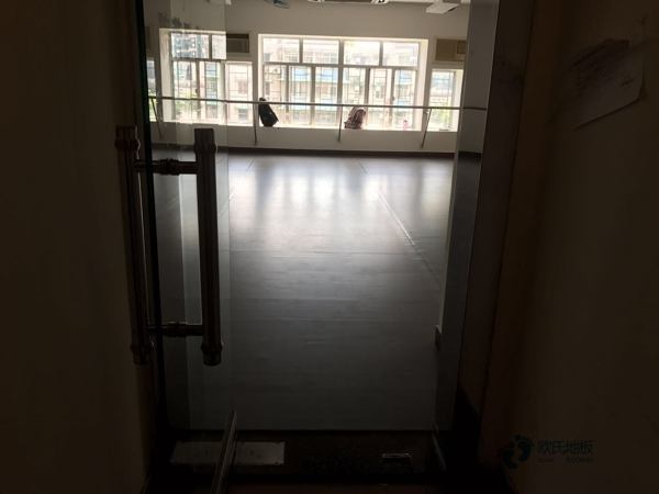 校园篮球场木地板施工团队1