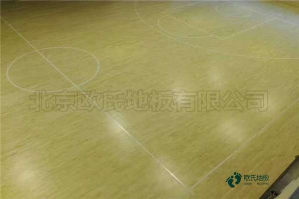 校园篮球场木地板施工团队2