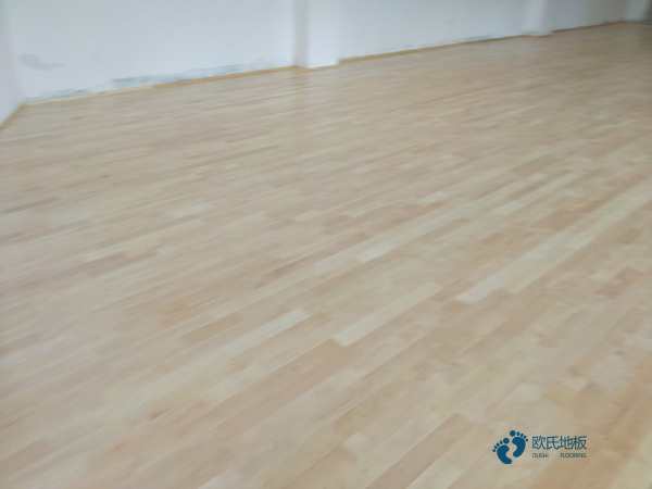 大学运动木地板施工队2