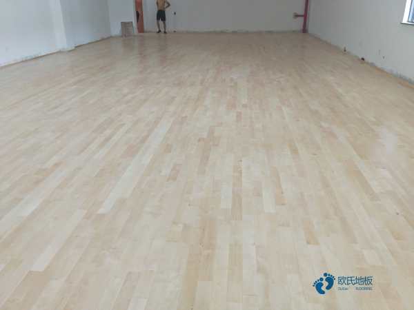 大学运动木地板施工队1