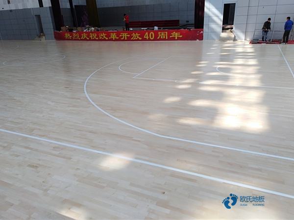 学校篮球场地地板哪种比较好1