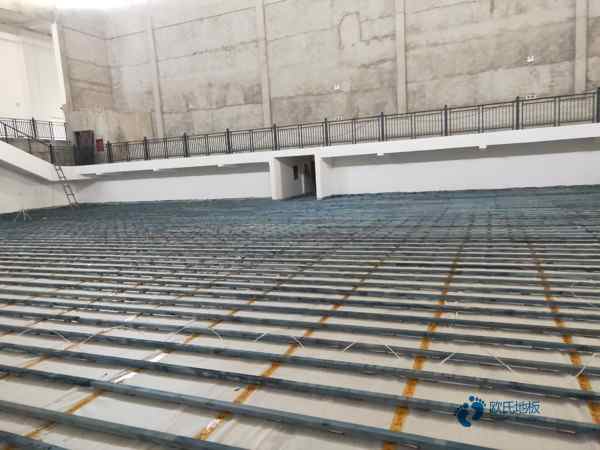 小学运动场馆木地板施工队2