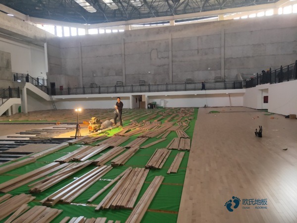 小学运动场馆木地板施工队1