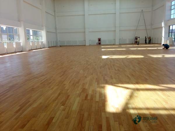 学校篮球场地地板的生产线3