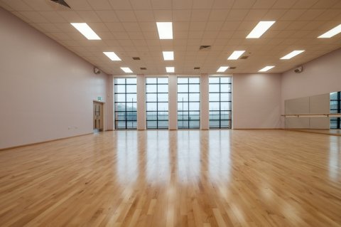 学校松木舞台运动木地板施工工艺