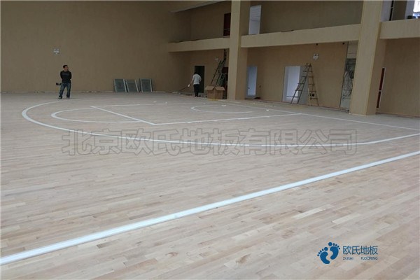 学校篮球场馆木地板适合篮球馆吗1