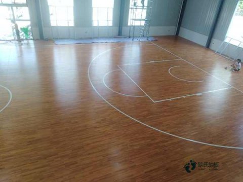 篮球木地板的性能