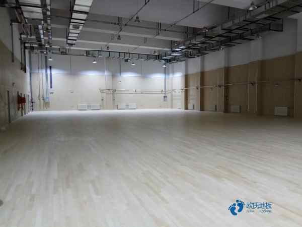 国标运动场地木地板施工队1